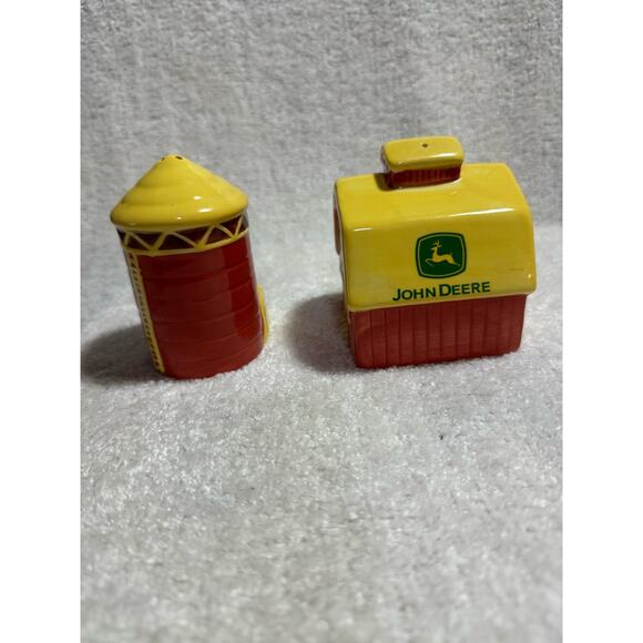John Deere On The Farm Barn And Silo Salt and Pepper Shakers - Picture 2 of 6